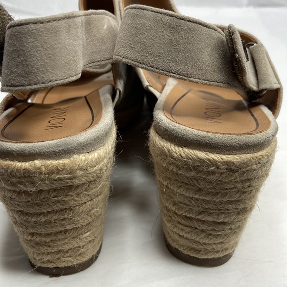 Vionic size 9 cream colored 3 inch wedge sandals in excellent condition - Picture 10 of 13